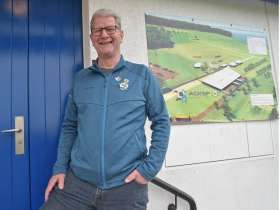 OK-Präsident Beat Brun, hier beim Eingang ins Benzenschwiler Schützenhaus mit dem Plan des Festgeländes (rechts), freut sich aufs 31. Aargauer «Kantonale» vom 23. Juni bis 9. Juli. Foto: wr